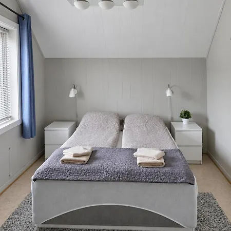 Isrenna House - Your - 3-bedroom, Free Parking & Bus Stop Nearby Сasa de vacaciones *