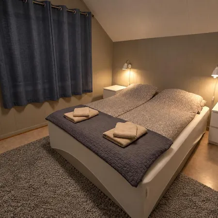 Isrenna House - Your - 3-bedroom, Free Parking & Bus Stop Nearby Сasa de vacaciones
