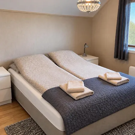 Сasa de vacaciones Isrenna House - Your - 3-bedroom, Free Parking & Bus Stop Nearby Tromsø