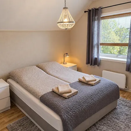 Сasa de vacaciones Isrenna House - Your - 3-bedroom, Free Parking & Bus Stop Nearby