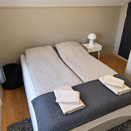 Isrenna House - Your - 3-bedroom, Free Parking & Bus Stop Nearby Сasa de vacaciones Tromsø