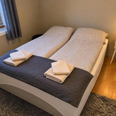 Isrenna House - Your - 3-bedroom, Free Parking & Bus Stop Nearby Сasa de vacaciones