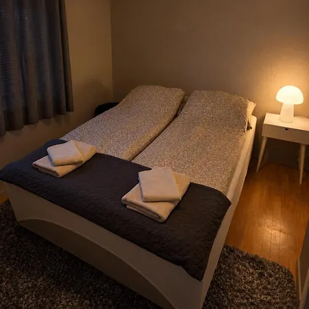 Isrenna House - Your - 3-bedroom, Free Parking & Bus Stop Nearby Tromsø